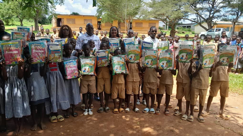 Distribution de kits scolaires par la municipalité à l'école primaire de Logbakro 